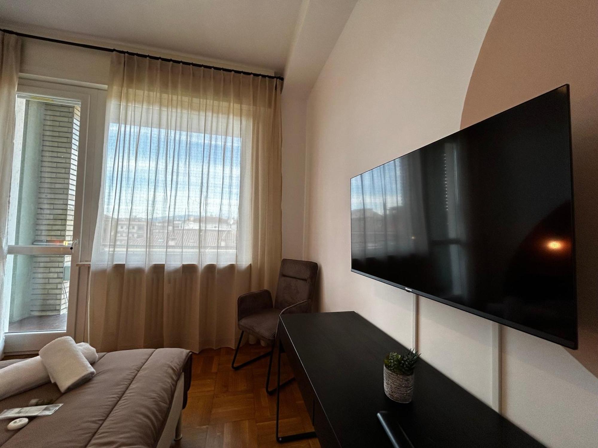 Big House-Private Parking-12" Walk From The Arena Apartment Verona Bagian luar foto